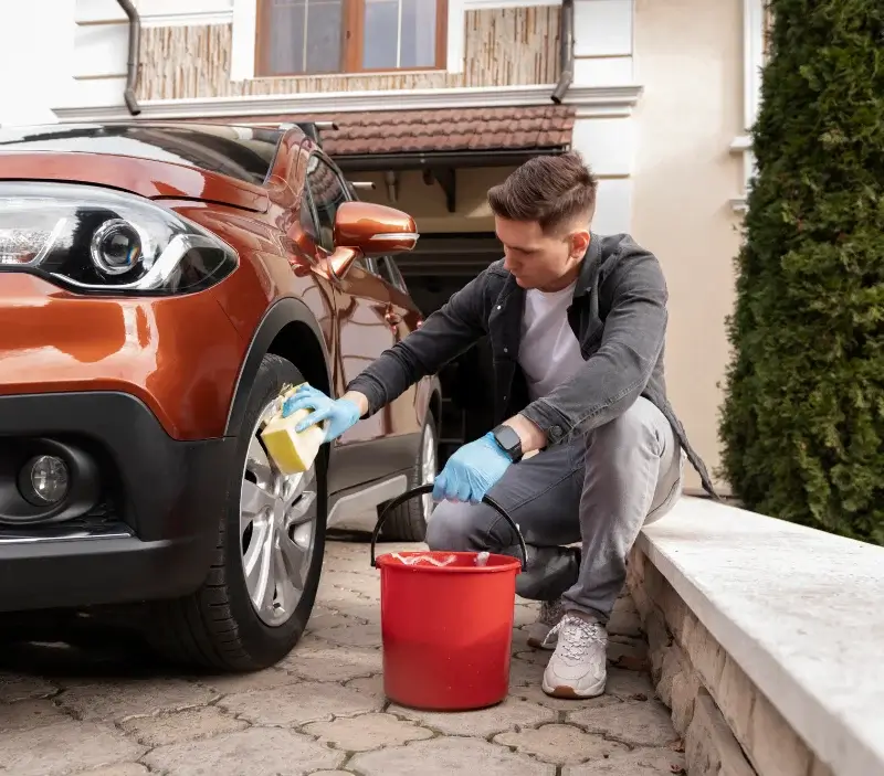Lavage auto à domicile Ruynes-en-Margeride : professionnel intervenant sur un véhicule